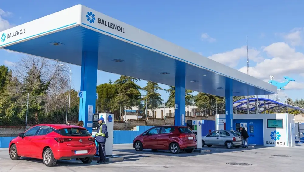 Vehículos repostando en una estación de servicio