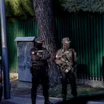 Dos agentes de Policía Nacional en las inmediaciones de la embajada de Ucrania tras ser acordonada, a 2 de diciembre de 2022