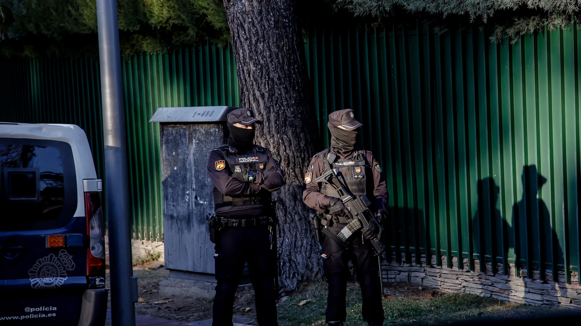 Dos agentes de Policía Nacional en las inmediaciones de la embajada de Ucrania tras ser acordonada, a 2 de diciembre de 2022