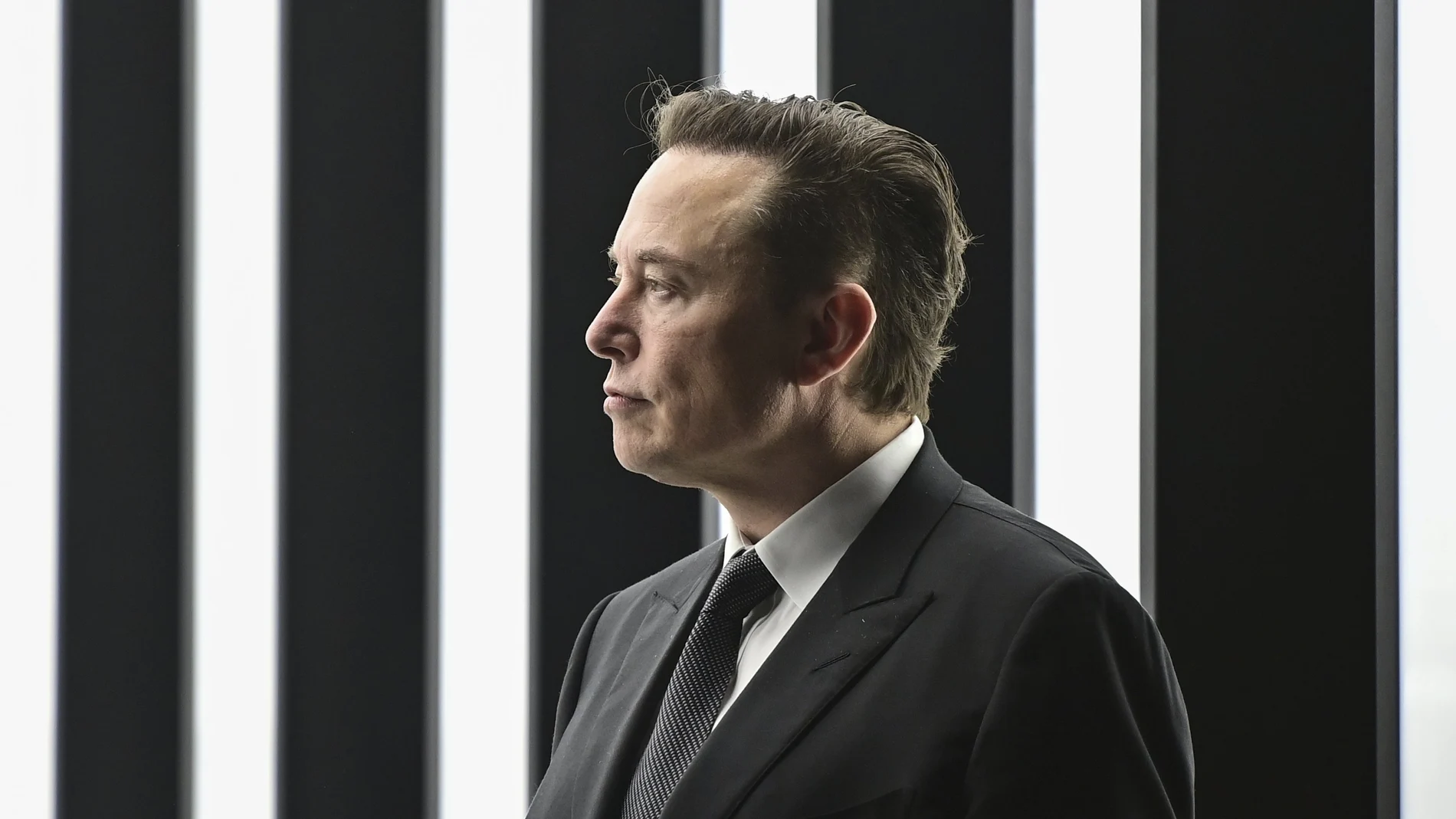Elon Musk asistiendo a la apertura de una fábrica de Tesla en Berlín (Patrick Pleul/Pool via AP, File)