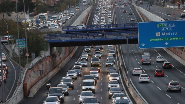 Atasco de coches en la A-2 de salida de Madrid