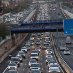 Atasco de coches en la A-2 de salida de Madrid