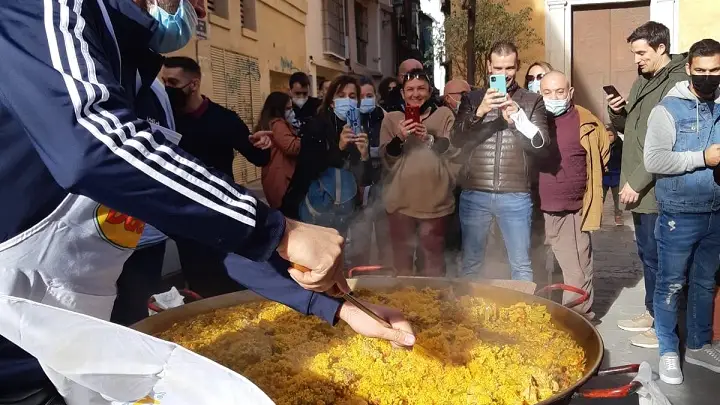 Todos los asistentes están invitados a la paella