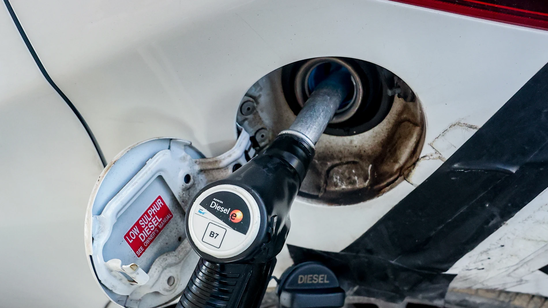 Los precios del diésel y la gasolina siguen a la baja