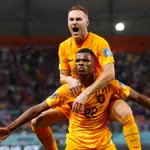 Dumfries y Koopmeiners celebran el tercer gol de Países Bajos en el partido ante Estados Unidos