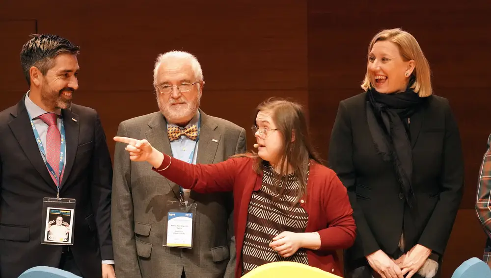 La consejera de Familia e Igualdad de Oportunidades, Isabel Blanco; el presidente de la Diputación, Conrado Íscar, y la concejala de Educación, Infancia e Igualdad del Ayuntamiento de Valladolid, Victoria Soto, además del presidente de Down España, Mateo San Segundo, y el presidente de Down Valladolid, Manuel Velázquez, inauguran el Encuentro Nacional