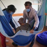 CAMP Centro de Atención a Personas con Discapacidad Psíquica Ntra Sra de la Calle, psicólogo Luis Dujo con un usuraio