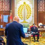 El CEO del Grupo OCP, Mostafa Terrab, presenta el nuevo programa de inversión al Rey Mohammed VI.