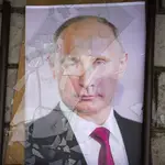 Un retrato roto de Vladimir Putin yace en el suelo cerca de la ciudad de Jersón (Ucrania)