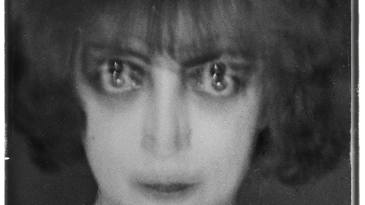 Retrato intervenido de la musa italiana Luisa Casati, por Man Ray, 1922