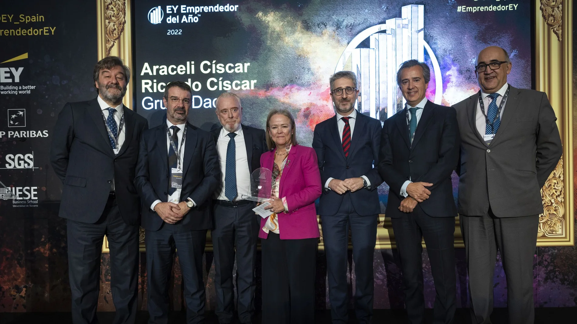 Foto de familia del acto de entrega del Premio de EY