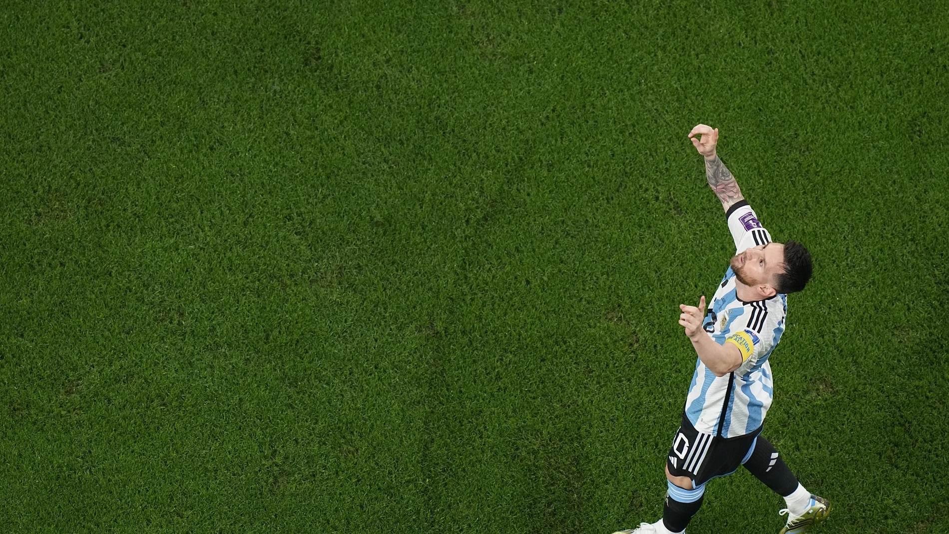 Messi mira al cielo para celebrar su gol