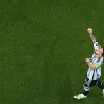 Messi mira al cielo para celebrar su gol