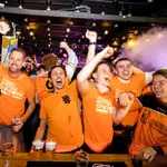 Los aficionados de Países Bajos celebrando la victoria de su equipo