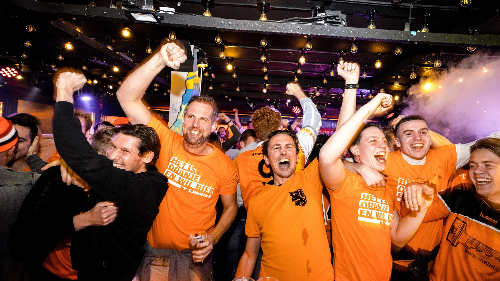 Los aficionados de Países Bajos celebrando la victoria de su equipo