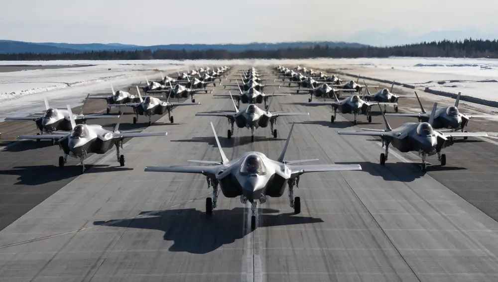 Una formación de aviones F-35 Lightning II de la Fuerza Aérea de EEUU asignados a la 354th Fighter Wing
