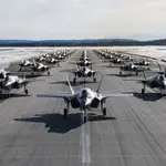 Una formación de aviones F-35 Lightning II de la Fuerza Aérea de EEUU asignados a la 354th Fighter Wing