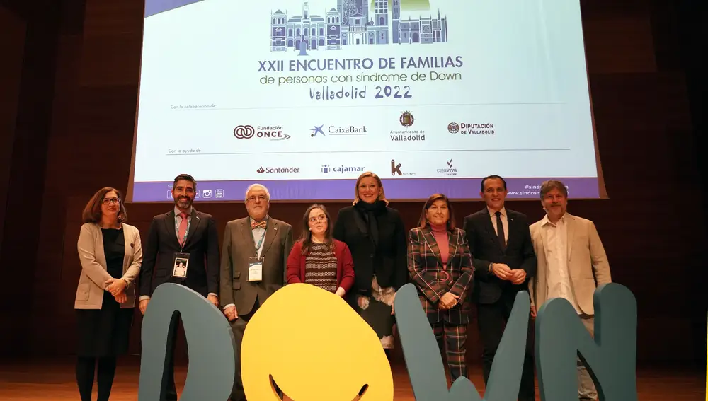 La consejera de Familia e Igualdad de Oportunidades, Isabel Blanco; el presidente de la Diputación, Conrado Íscar, y la concejala de Educación, Infancia e Igualdad del Ayuntamiento de Valladolid, Victoria Soto, además del presidente de Down España, Mateo San Segundo, y el presidente de Down Valladolid, Manuel Velázquez, inauguran el Encuentro nacional