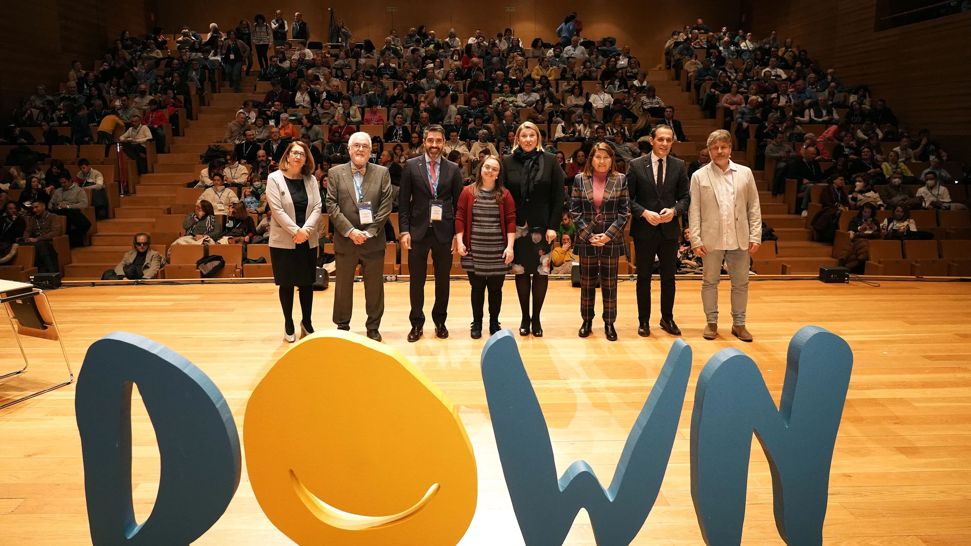 La consejera de Familia e Igualdad de Oportunidades, Isabel Blanco; el presidente de la Diputación, Conrado Íscar, y la concejala de Educación, Infancia e Igualdad del Ayuntamiento de Valladolid, Victoria Soto, además del presidente de Down España, Mateo San Segundo, y el presidente de Down Valladolid, Manuel Velázquez, inauguran el Encuentro nacional