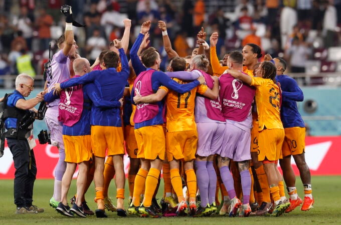 La selección de Países Bajos celebra su clasificación para cuartos de final tras derrotar a Estados Unidos