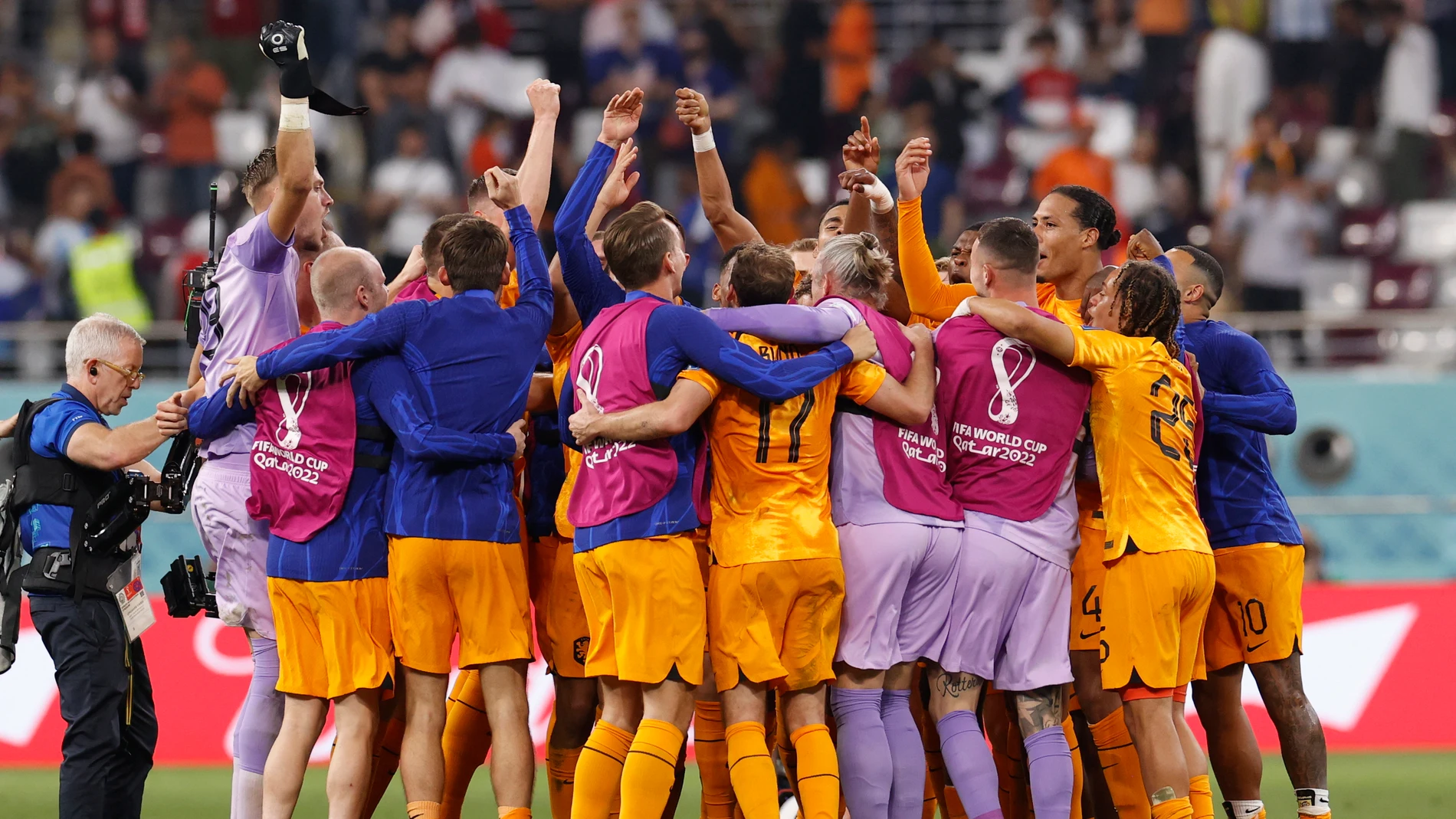 La selección de Países Bajos celebra su clasificación para cuartos de final tras derrotar a Estados Unidos