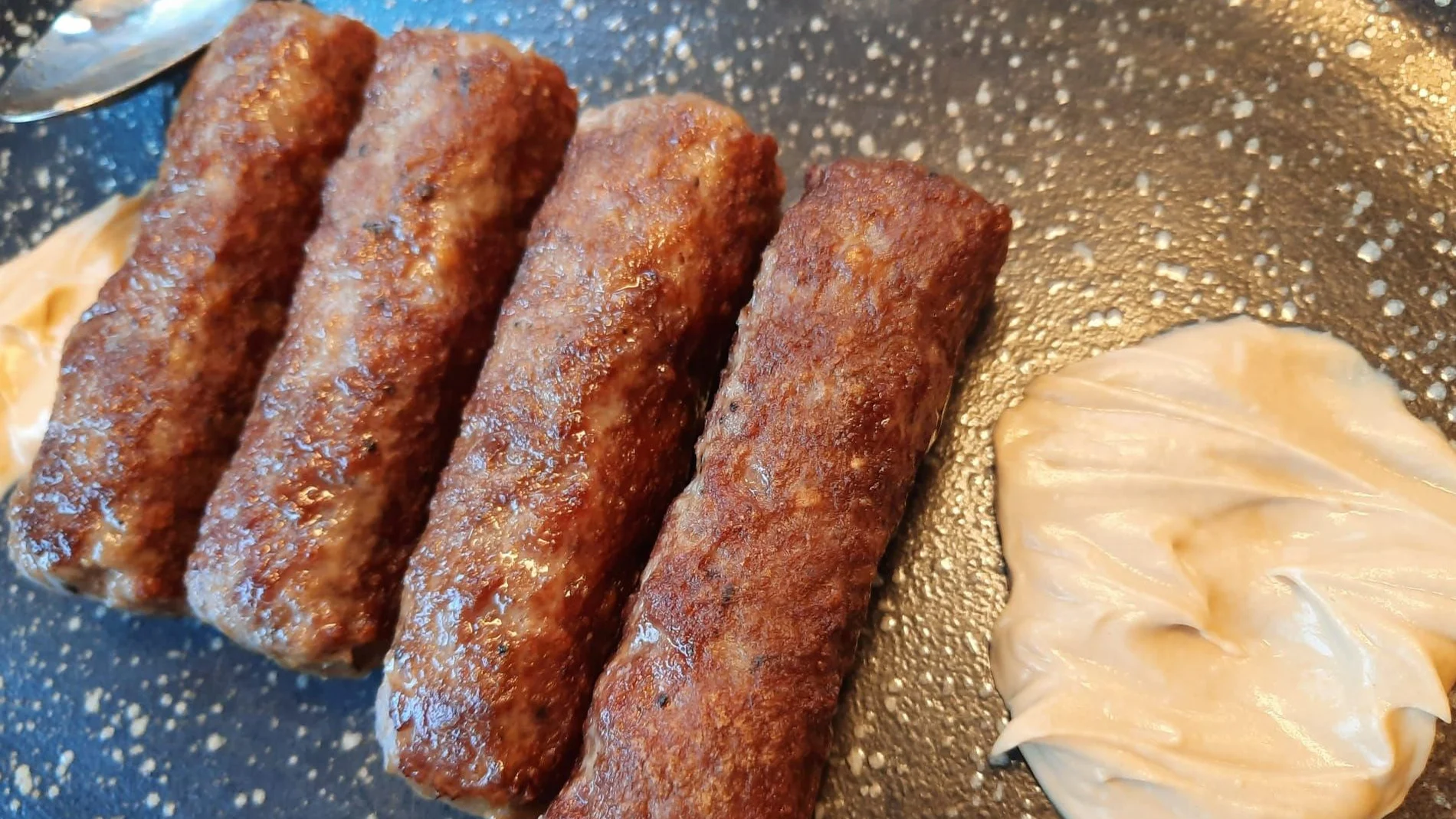El “mici rumano” una peculiar salchicha fresca de carne picada condimentada por especias
