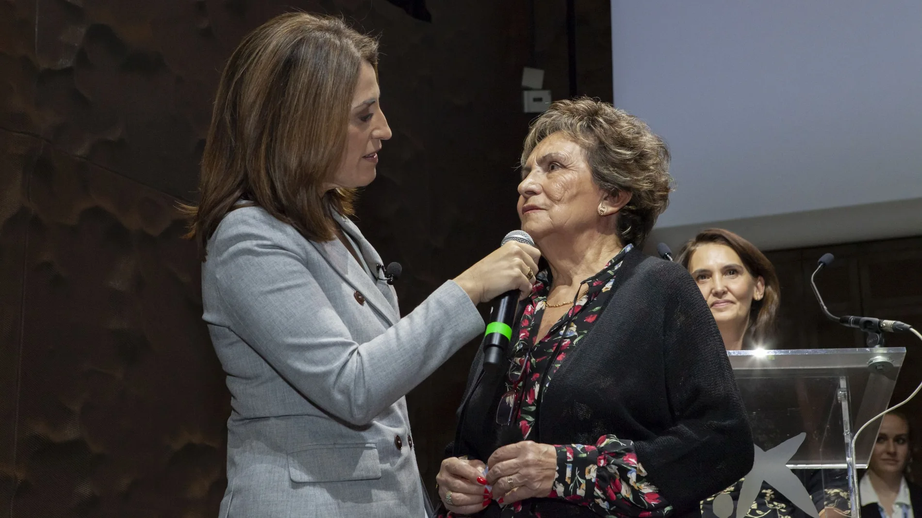 Sagrario Cachón, de 85 años, recibió el reconocimiento de 20 años como voluntaria de hospitales