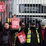 Conductores de autobuses en huelga participan en una manifestación en Londres