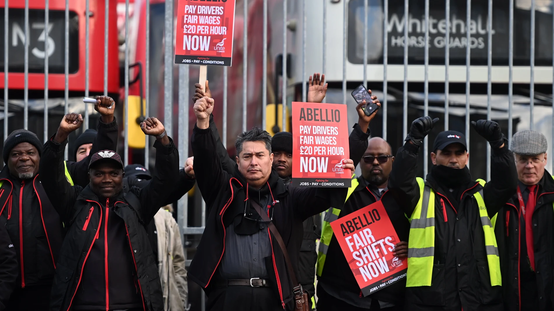 Conductores de autobuses en huelga participan en una manifestación en Londres