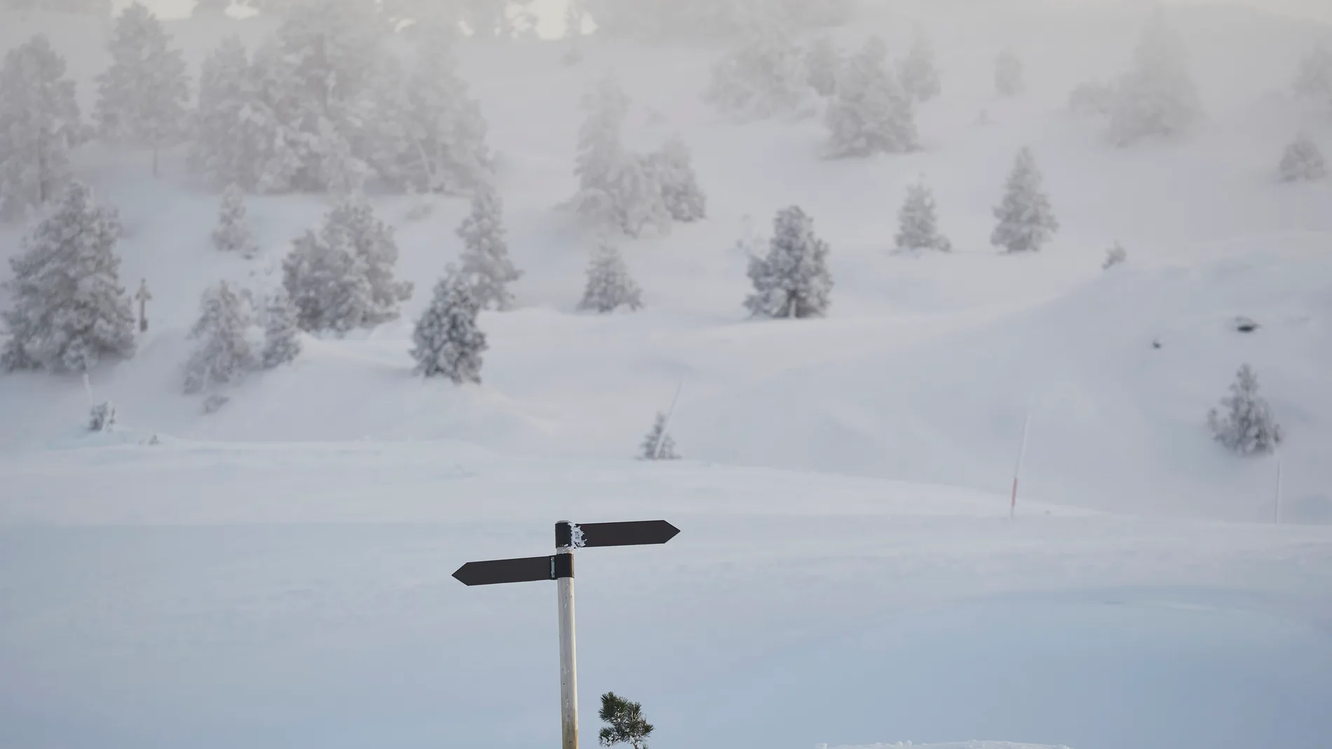 Señales indicativas en la estación de esquí Larra - Belagua, en el valle de Roncal, en Navarra