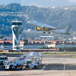 Un avión en el momento del despegue de la pista de rodadura del aeropuerto de Bilbao la pasada semana