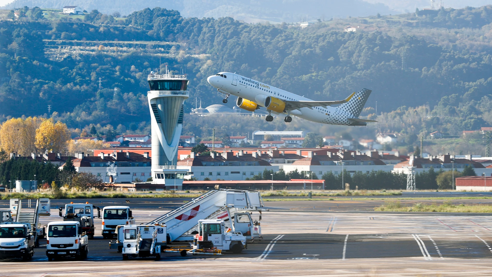 Un avión en el momento del despegue de la pista de rodadura del aeropuerto de Bilbao la pasada semana