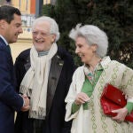 El presidente de la Junta de Andalucía, Juanma Moreno (i), saluda a la poeta Rosa Díaz (d) y al fundador del partido Andalucista Alejandro Rojas-Marcos (c)