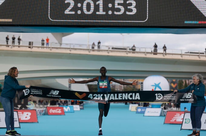 El atleta keniano Kelvin Kiptum a su llegada a meta como ganador de la cuadragésima segunda edición del Maratón Valencia Trinidad Alfonso, en su debut en la distancia, logrando además el récord de la prueba con un tiempo oficioso de 2:01:53 horas, tercera mejor marca de todos los tiempos, este domingo en Valencia