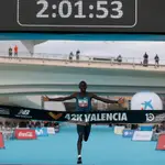 El atleta keniano Kelvin Kiptum a su llegada a meta como ganador de la cuadragésima segunda edición del Maratón Valencia Trinidad Alfonso, en su debut en la distancia, logrando además el récord de la prueba con un tiempo oficioso de 2:01:53 horas, tercera mejor marca de todos los tiempos, este domingo en Valencia