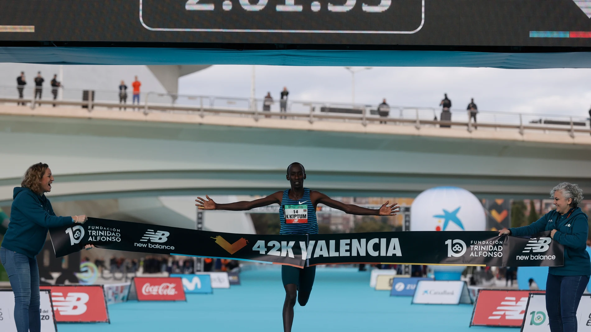 El atleta keniano Kelvin Kiptum a su llegada a meta como ganador de la cuadragésima segunda edición del Maratón Valencia Trinidad Alfonso, en su debut en la distancia, logrando además el récord de la prueba con un tiempo oficioso de 2:01:53 horas, tercera mejor marca de todos los tiempos, este domingo en Valencia