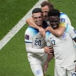 Saka, Foden y Kane celebran el tercer gol de Inglaterra a Senegal