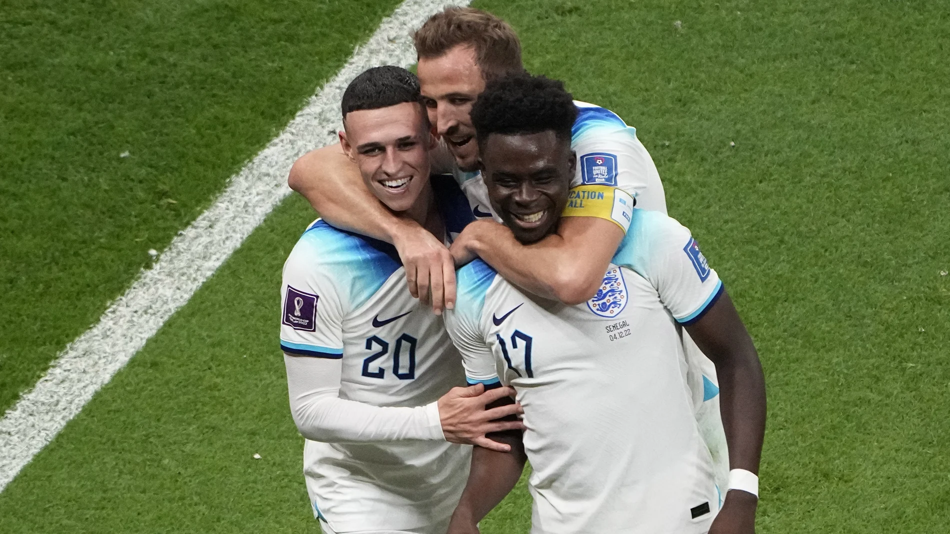 Saka, Foden y Kane celebran el tercer gol de Inglaterra a Senegal