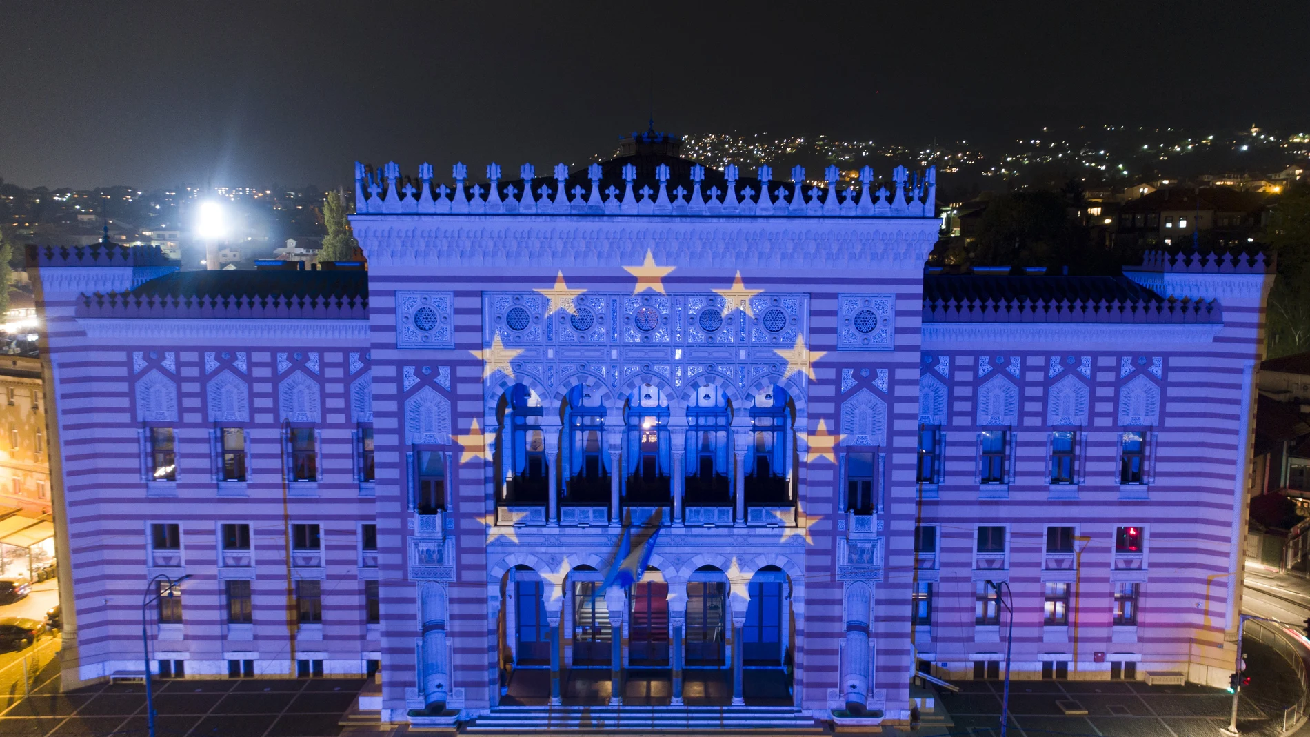 La bandera de la Unión Europea se proyecta sobre el edificio de la Biblioteca Nacional en Sarajevo