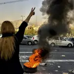 Manifestantes incendian neumáticos en las calles de Teherán