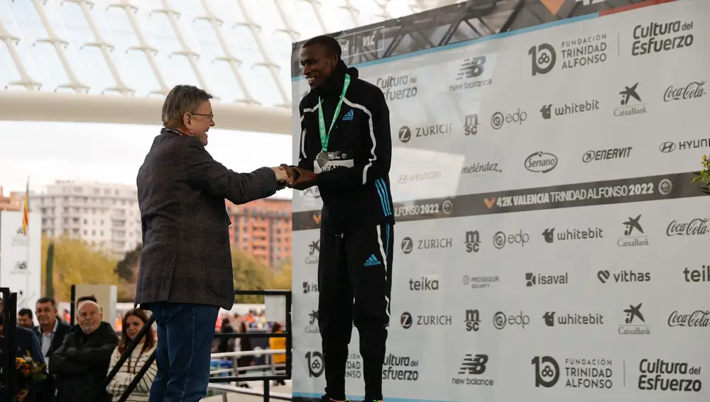 El presidente Ximo Puig entrega la medalla de oro al atleta keniano Kelvin Kiptum como ganador de la cuadragésima segunda edición del Maratón Valencia Trinidad Alfonso