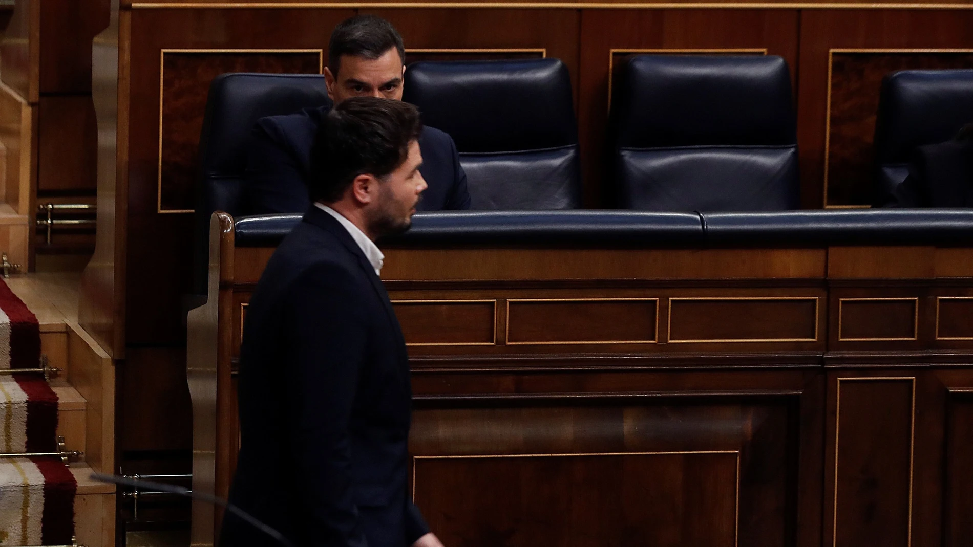 El portavoz de ERC, Gabriel Rufián pasa delante del presidente del Gobierno, Pedro Sánchez