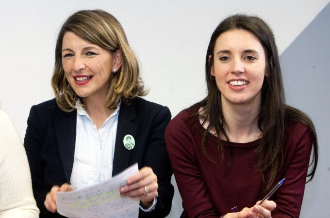 La portavoz de Unidas Podemos, Irene Montero (d), y la diputada Yolanda Díaz (i)