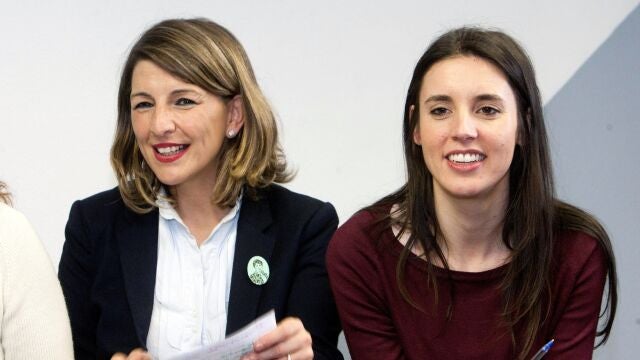 La portavoz de Unidas Podemos, Irene Montero (d), y la diputada Yolanda Díaz (i)