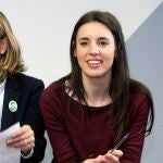 La portavoz de Unidas Podemos, Irene Montero (d), y la diputada Yolanda Díaz (i)