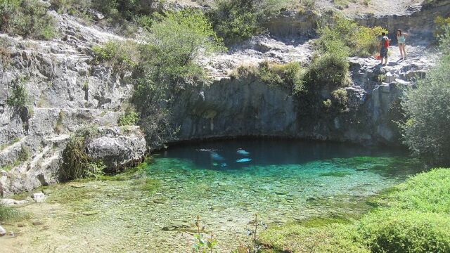 Entrada al pozo azul en Covanera (Burgos)
