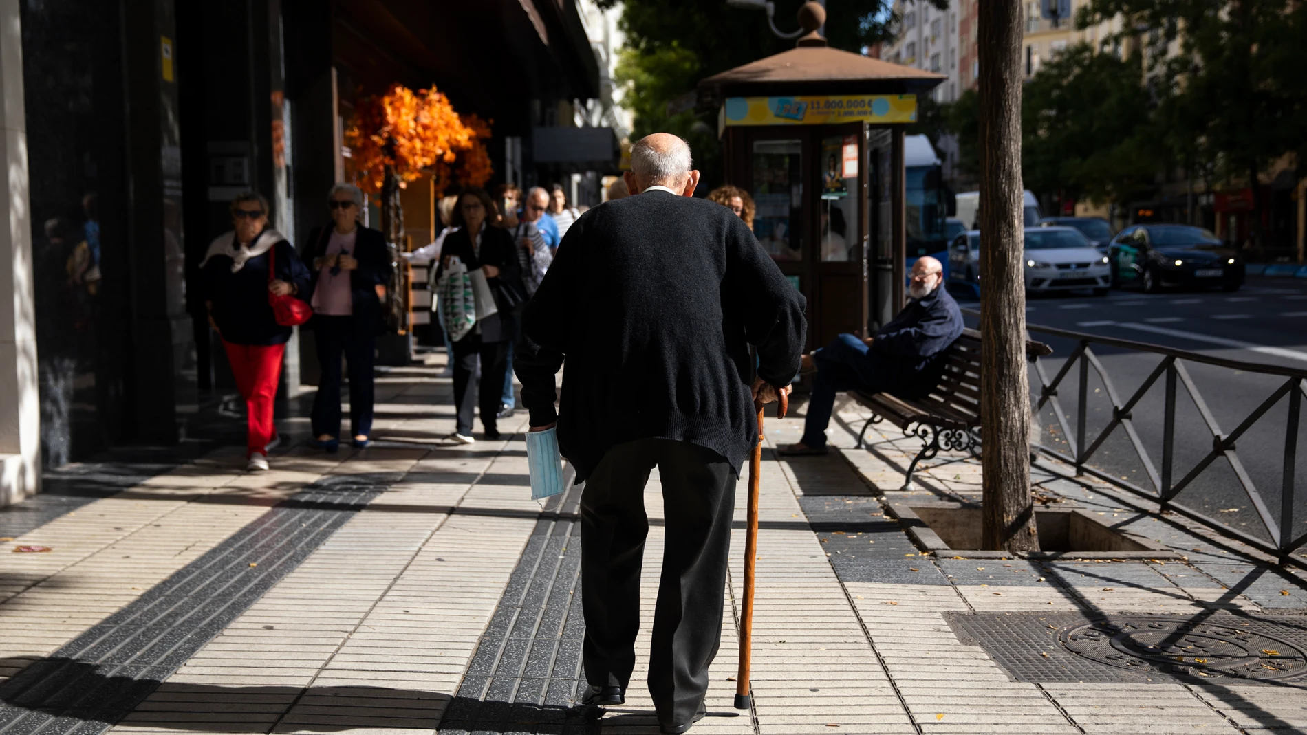 Un señor mayor caminando por Madrid