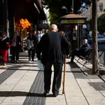 Un señor mayor caminando por Madrid