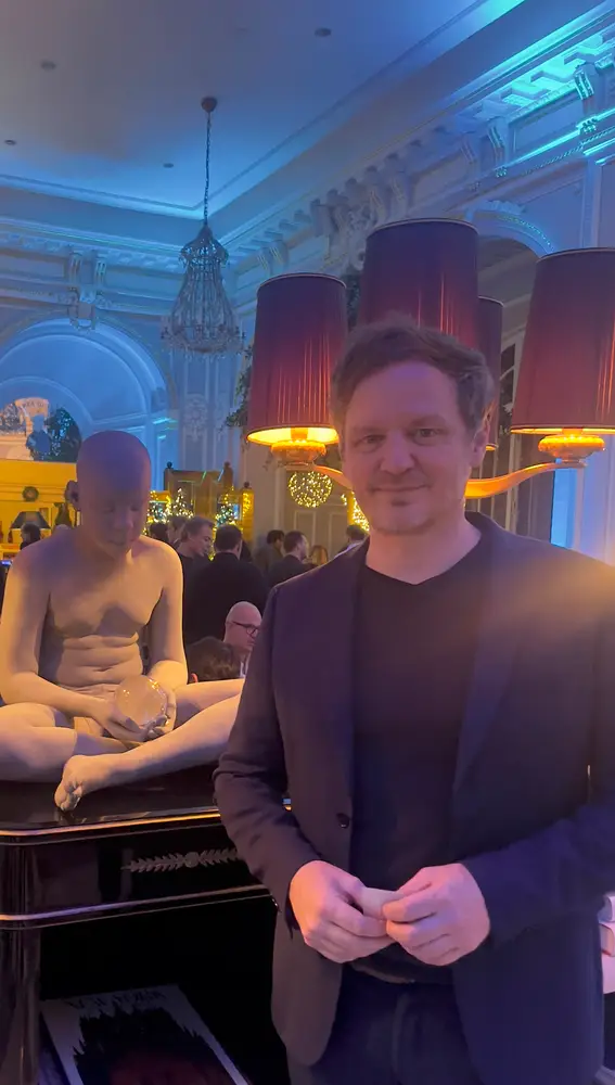 Hans Op De Beeck con una de sus piezas expuestas en Roma en la muestra "Sognare"