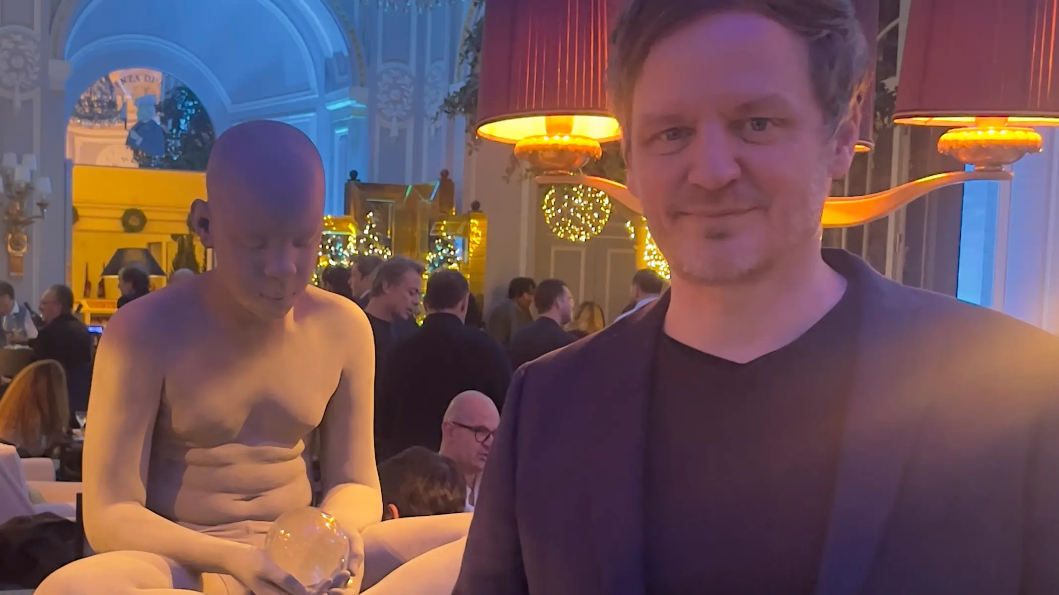 Hans Op De Beeck con una de sus piezas expuestas en Roma en la muestra &quot;Sognare&quot;